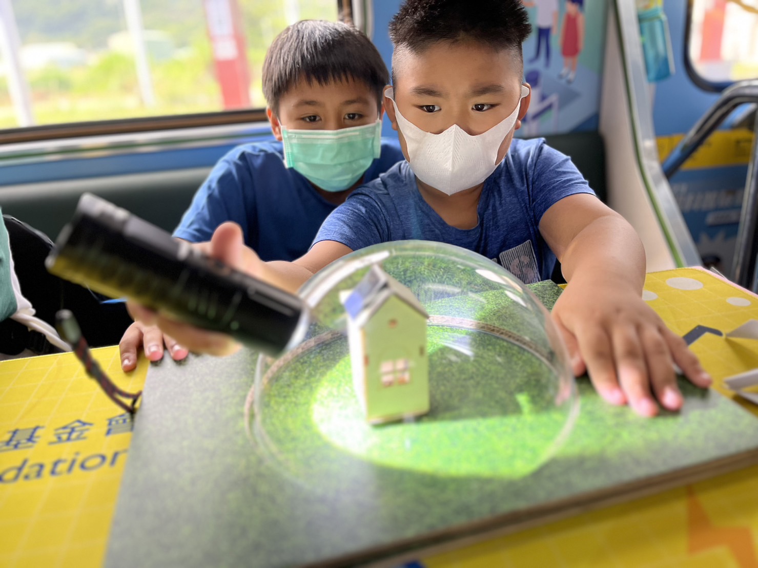 NG28娱乐參與基礎科學主題車廂，以STEAM教學精神，設計「逐日科學家」、「太陽能工程師」以及「淨零建築師」三大能源科普課程和實驗